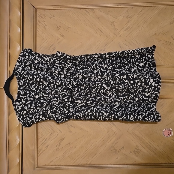 Motherhood Maternity Empire Waist Black and White Geometric Print Top. Medium - Picture 9 of 9